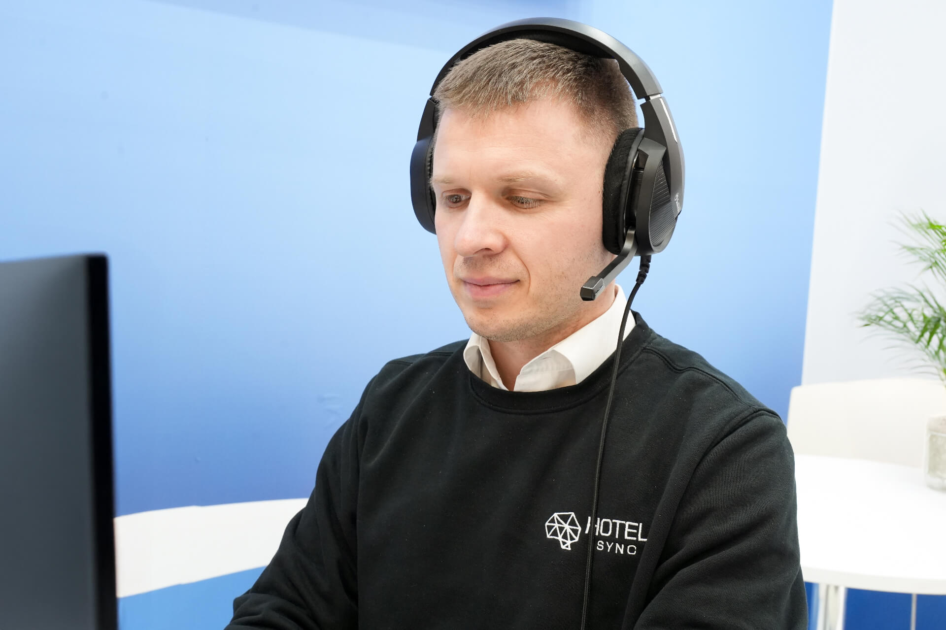 HotelSync support — Zoki on the chat